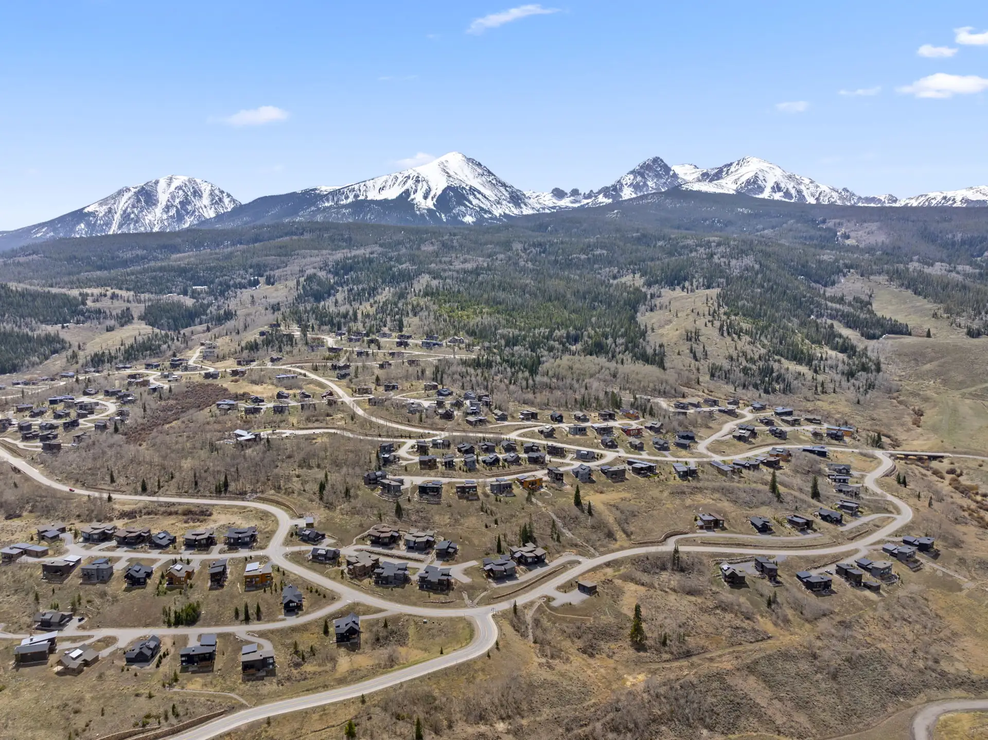 Vendette Peak, exterior: Wide aerial panorama of the mountain valley, snow-capped peaks, and the surrounding community, luxury vacation rental in Silverthorne, Colorado