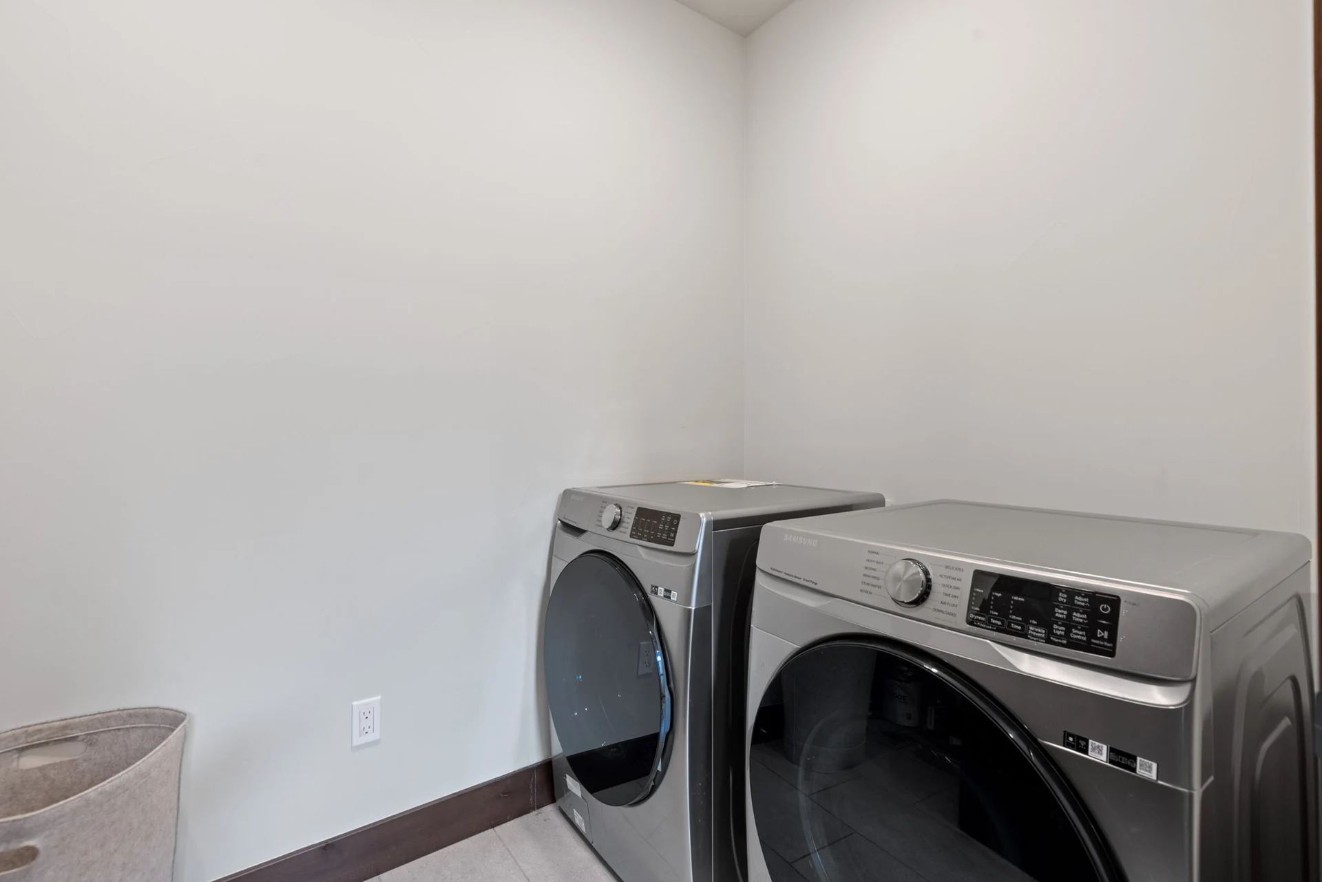 Vendette Peak, laundry: Two silver front-loading laundry machines set side by side in a bright white-walled space, luxury vacation rental in Silverthorne, Colorado