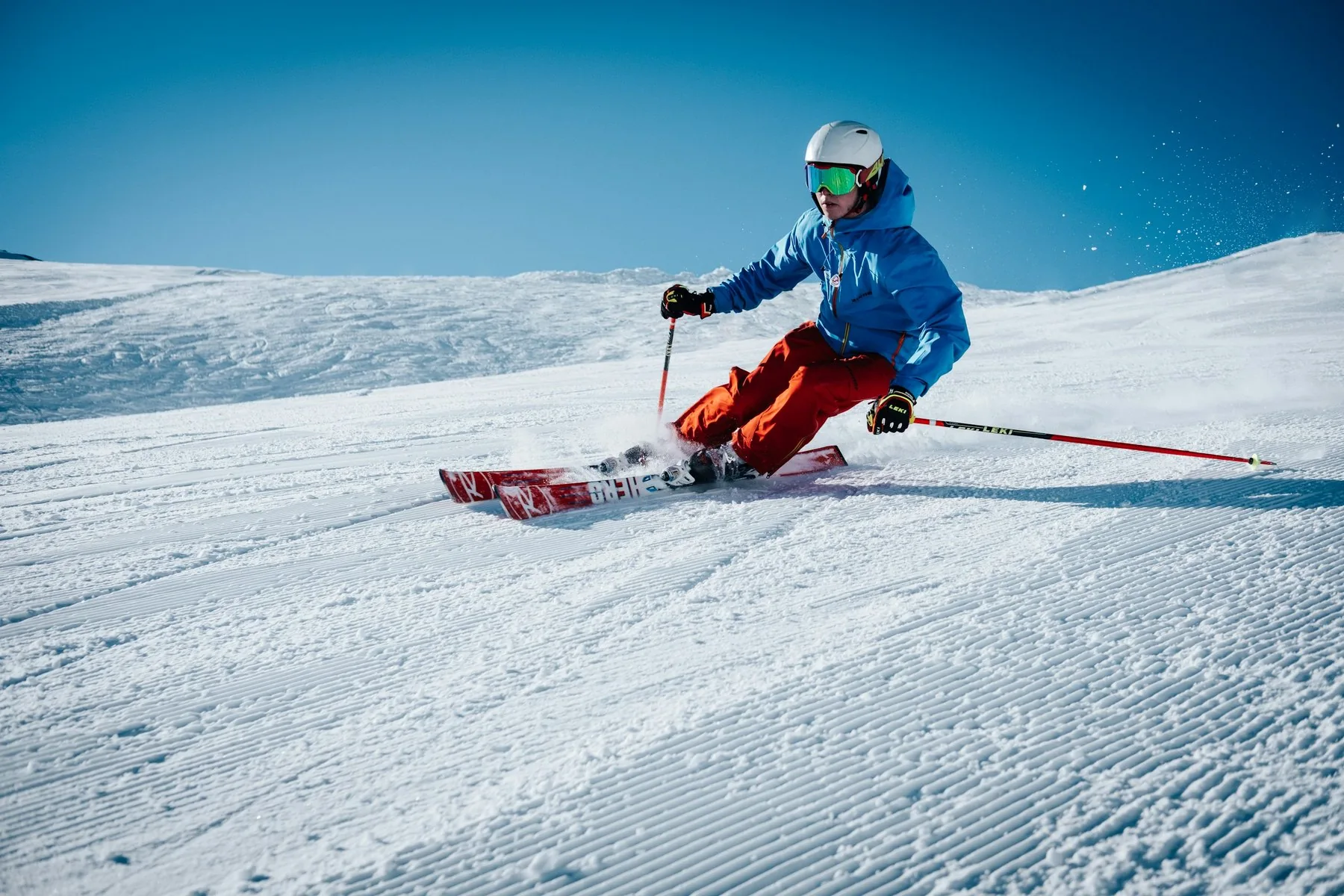 Vendette Peak, nearby activity: Skier carving across an alpine slope, luxury vacation rental in Silverthorne, Colorado