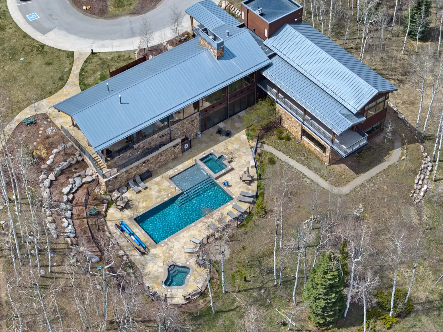 Vendette Peak, Aspen House and its year-round heated outdoor pool, luxury vacation rental in Silverthorne, Colorado